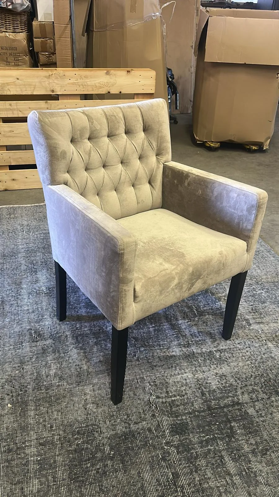 Beige gecapitonneerde eetkamerfauteuil