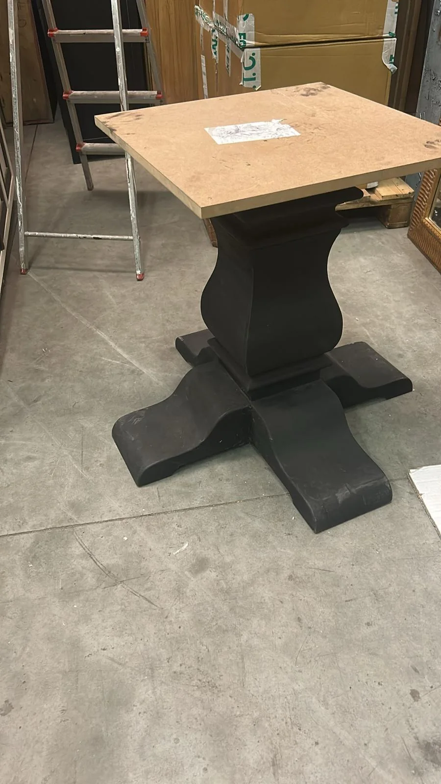 Compacte vierkante bijzettafel