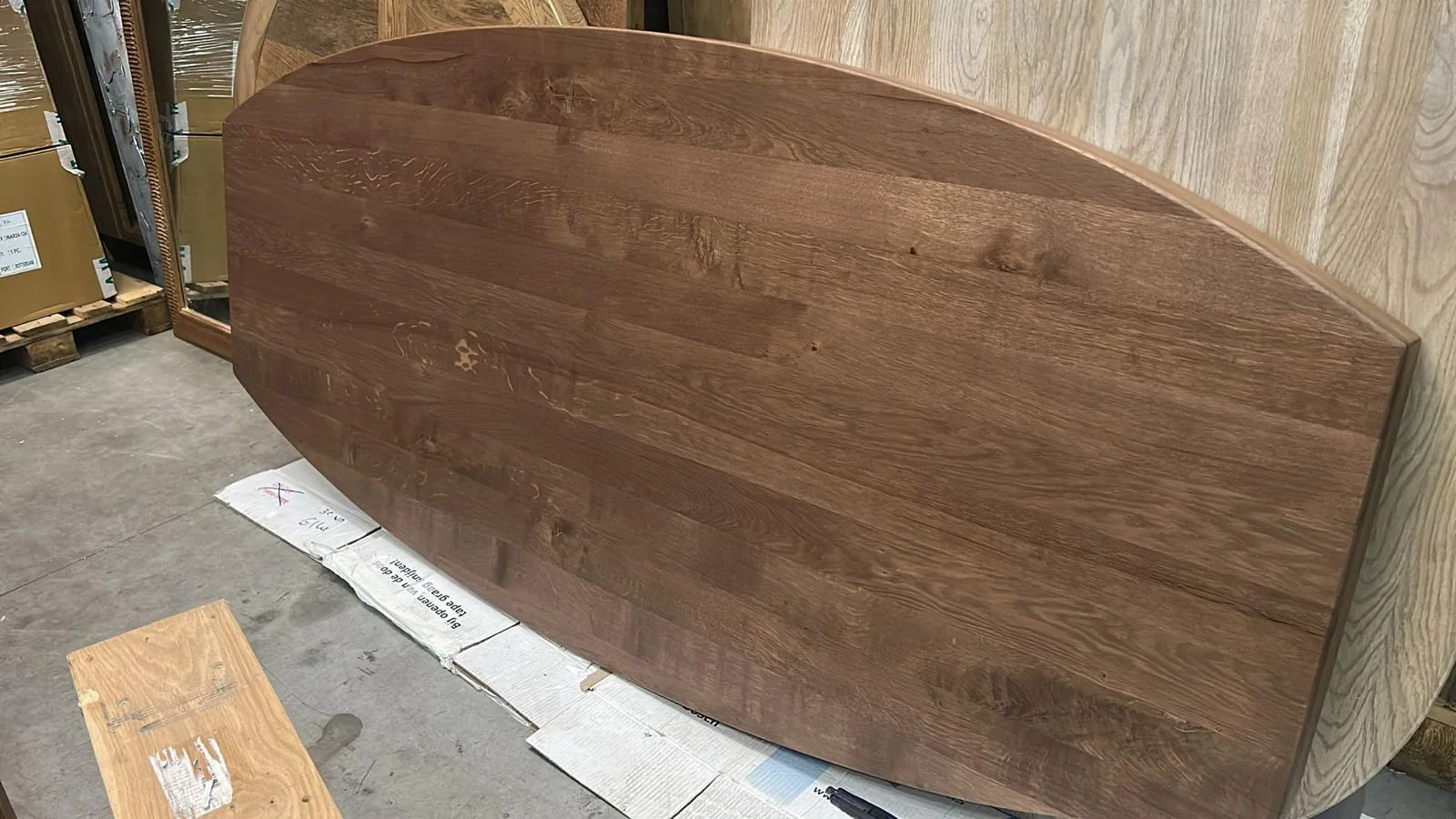 Groot ovaal houten tafelblad donker