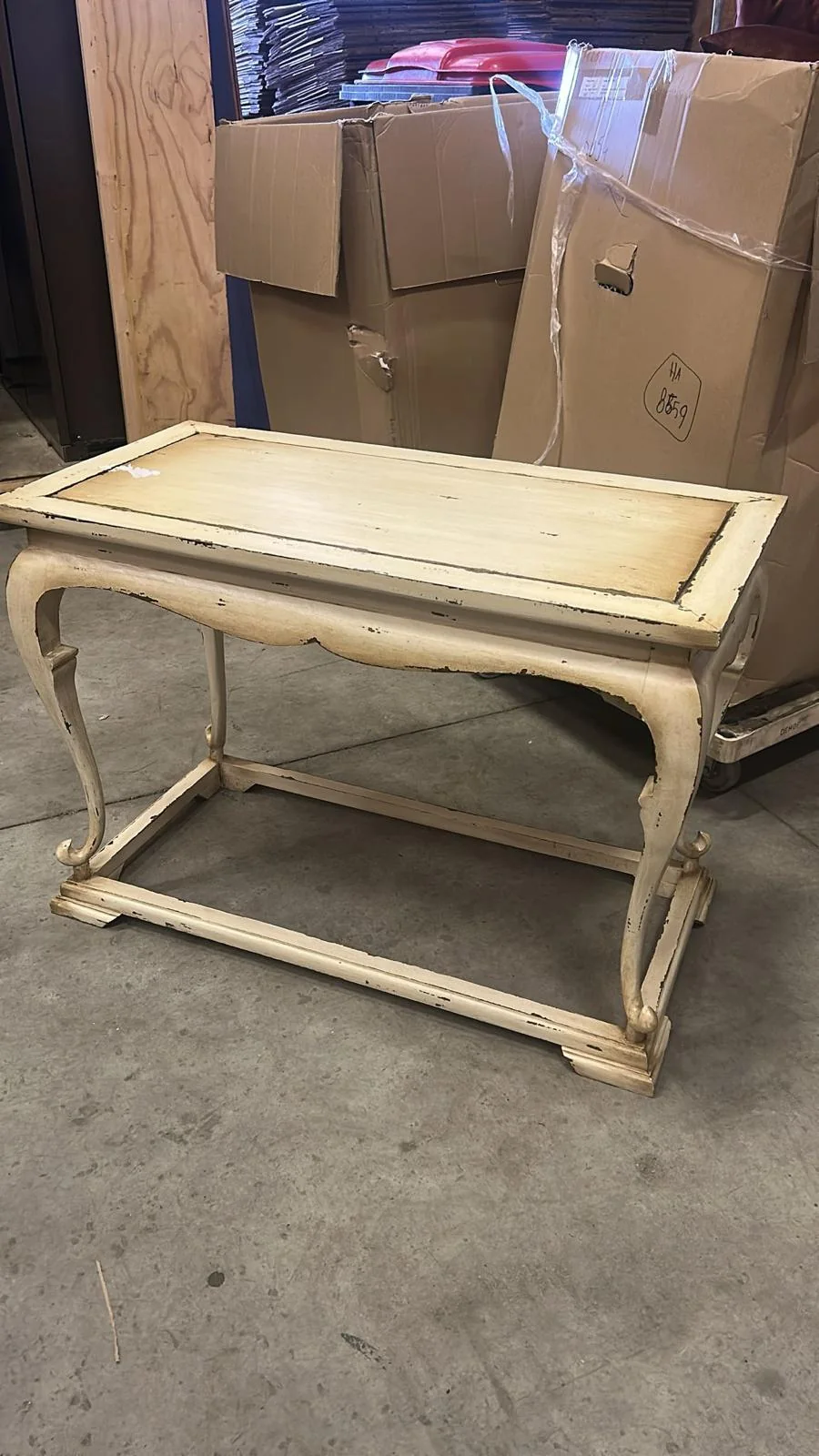 Klassieke whitewash sidetable