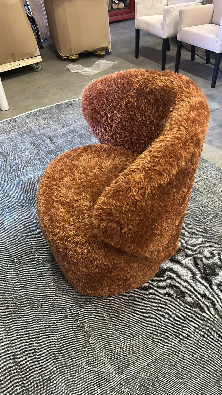 Roestkleurige bouclé loungefauteuil