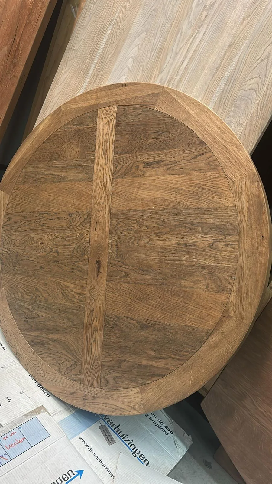 Rond houten tafelblad met kruispatroon