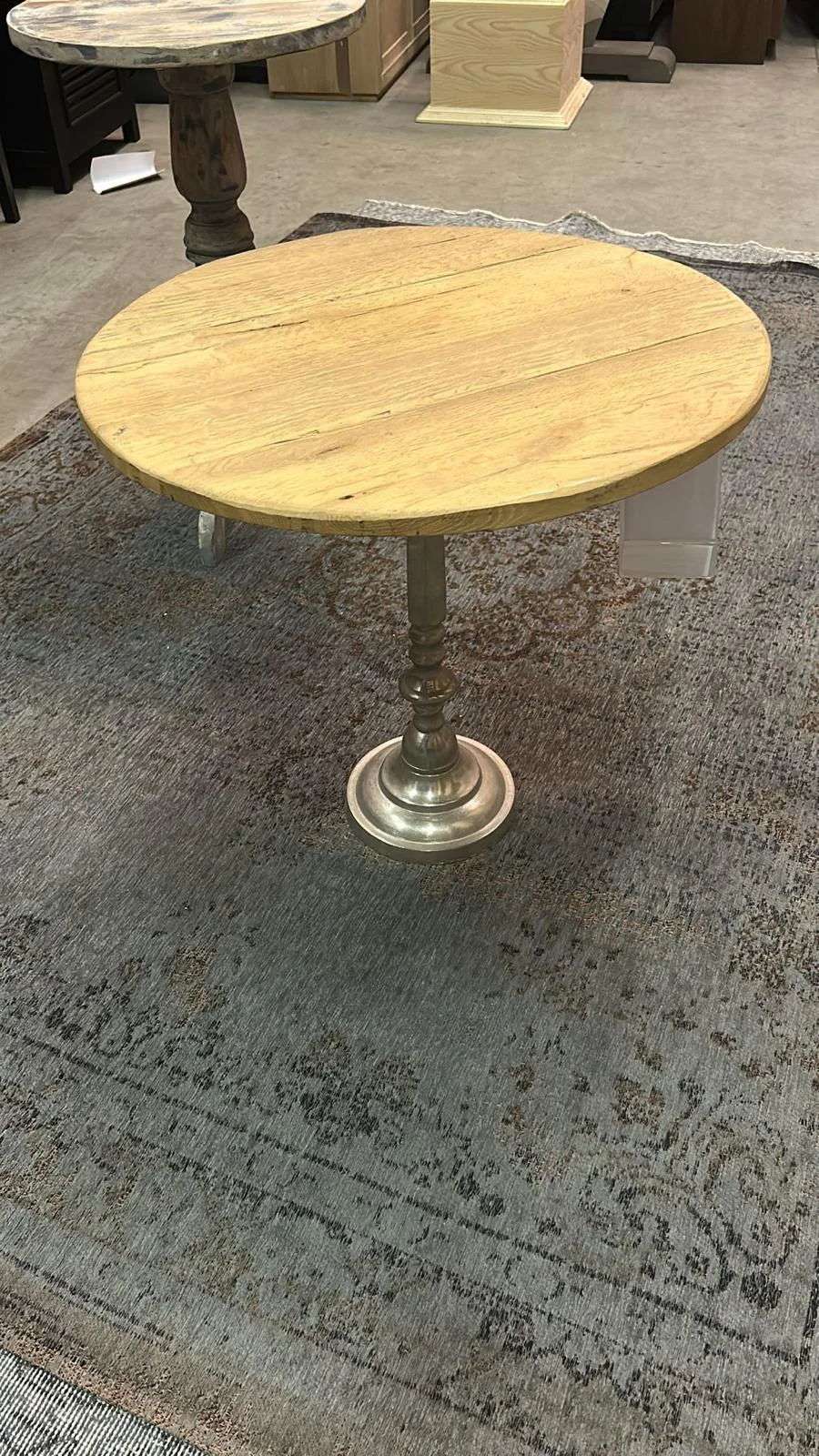 Ronde houten bijzettafel met metalen voet