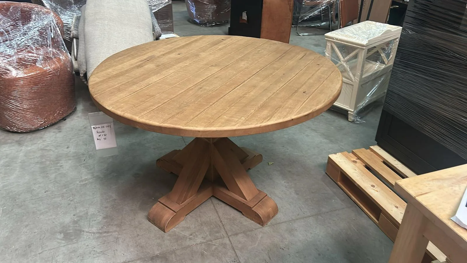 Ronde houten eettafel met kruispoot