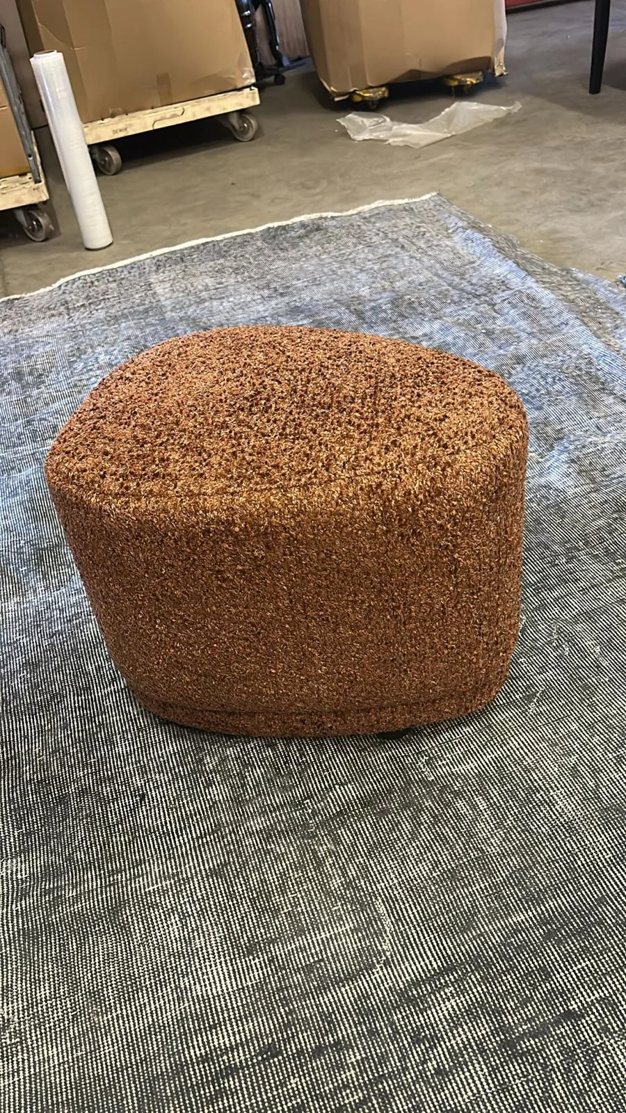 Ronde roestkleurige poef