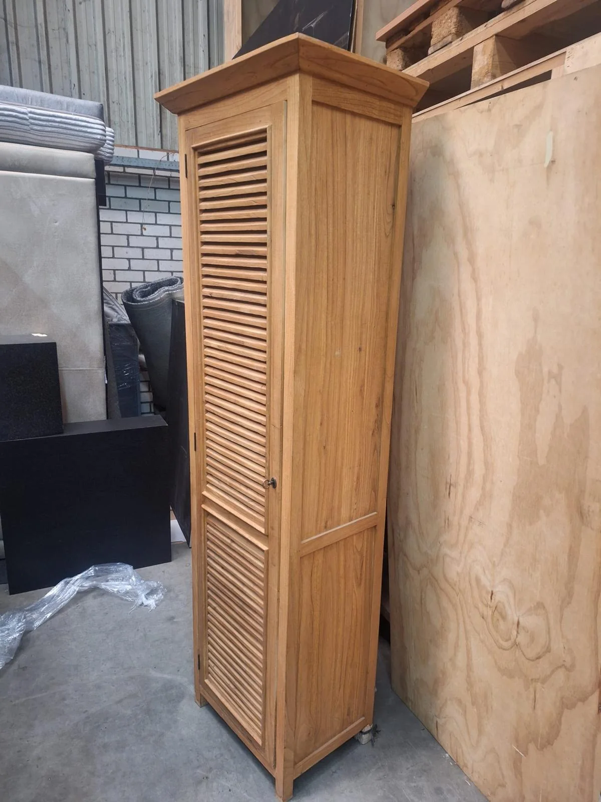 Smalle houten louvrekast