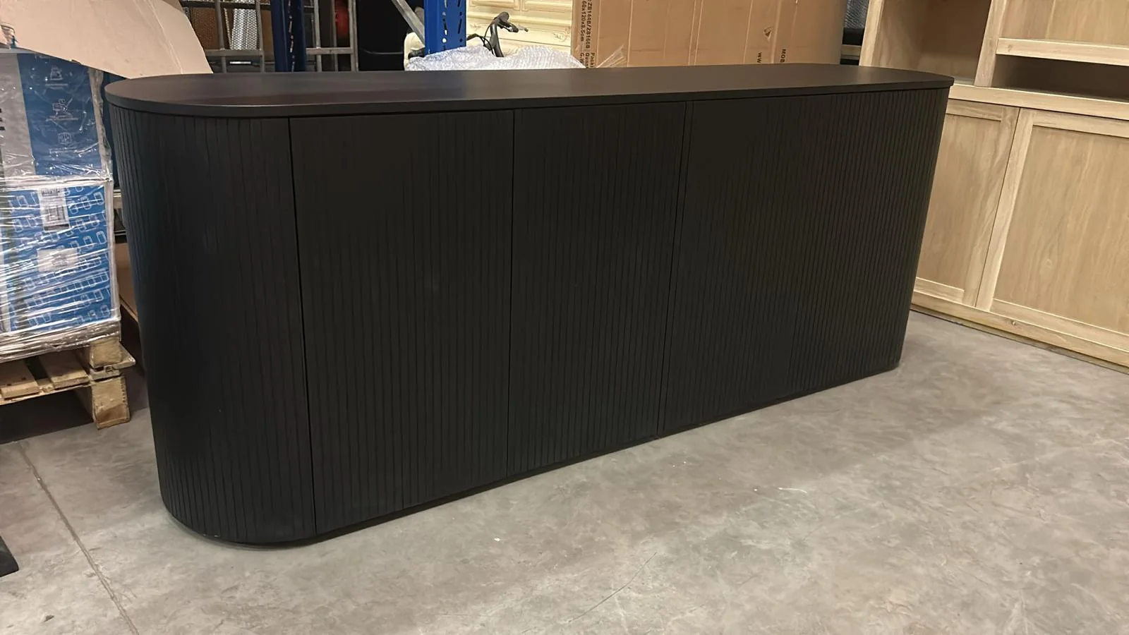 Zwart afgerond dressoir