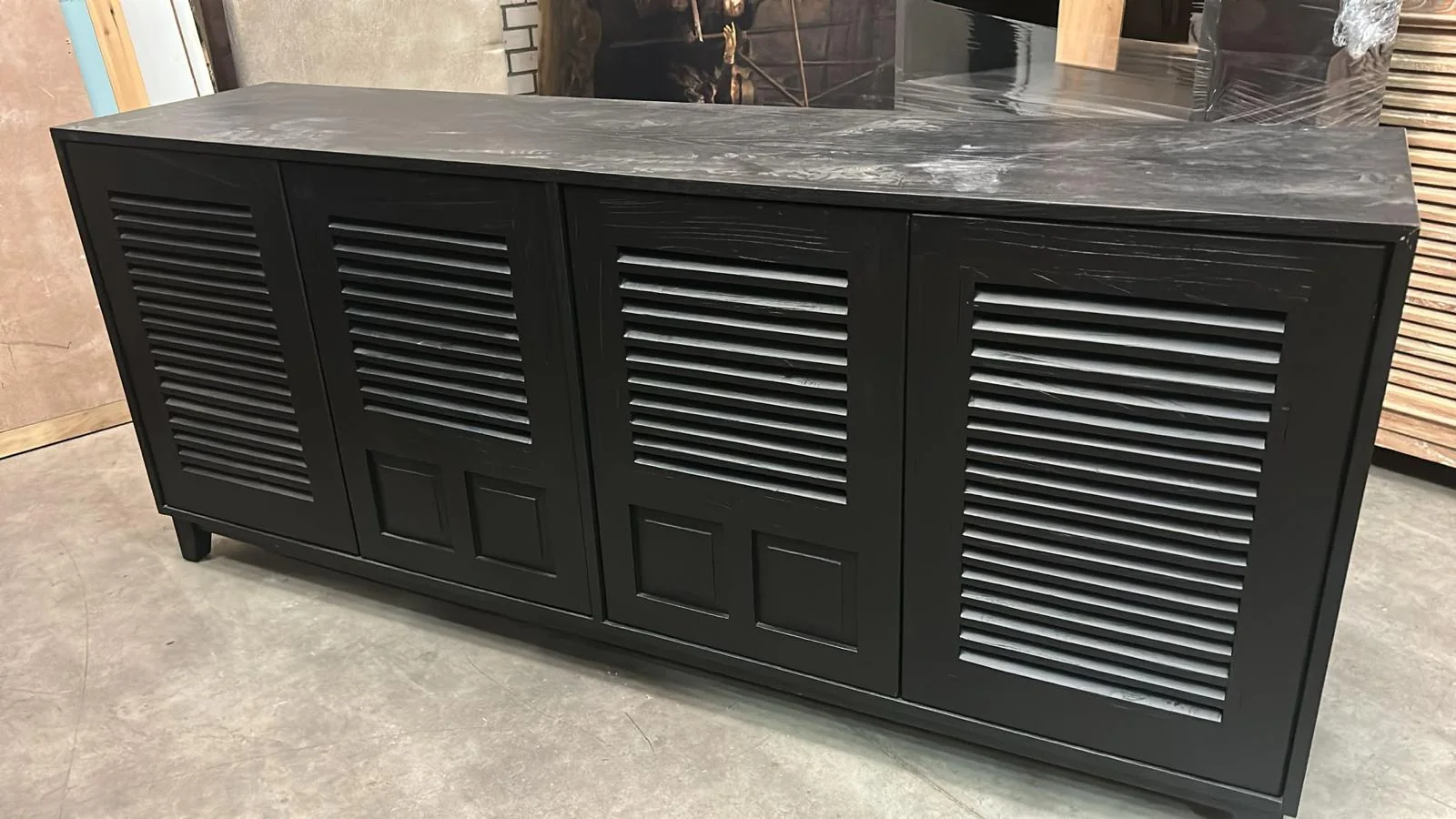 Zwart dressoir met louvredeuren