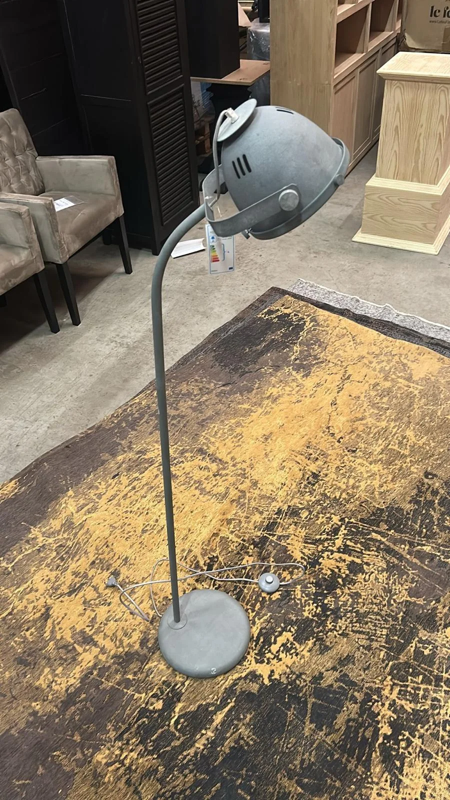 Zwarte verstelbare vloerlamp